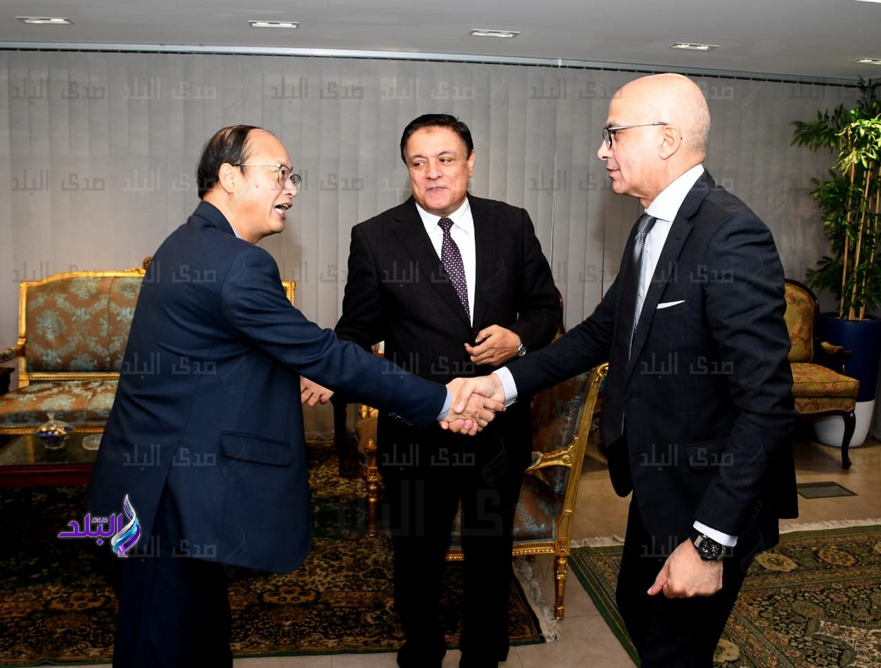 رئيس جامعة عين شمس يستقبل الوزير مفوض التعليمي مدير المكتب التعليمي والعلمي والتكنولوجي بالسفارة الصينية1