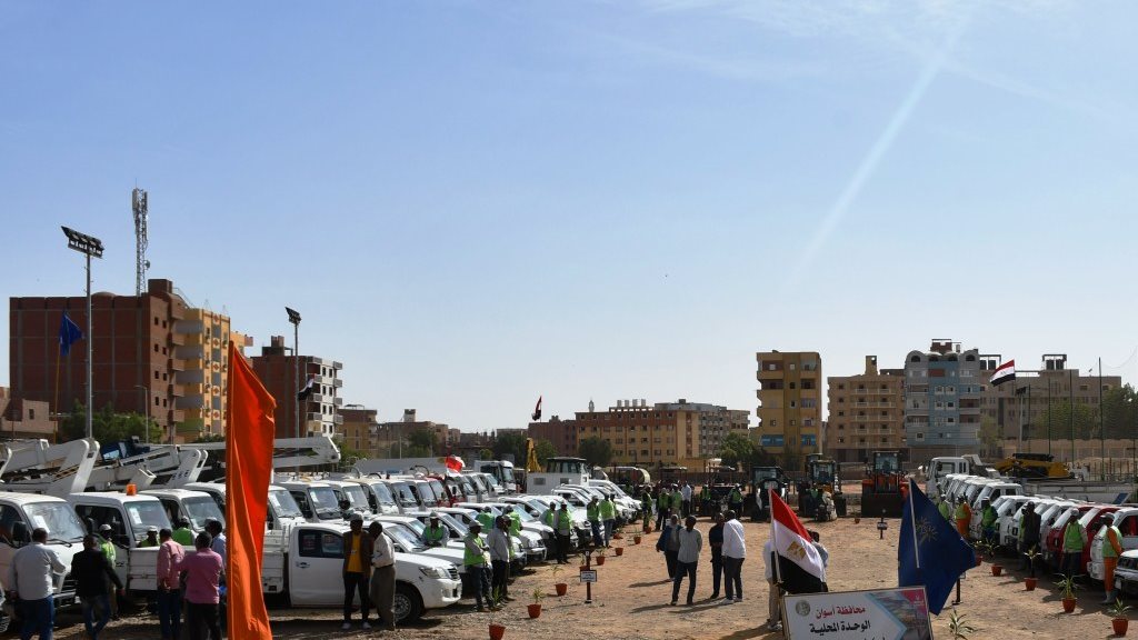 جانب من اصطفاف السيارات بأسوان 