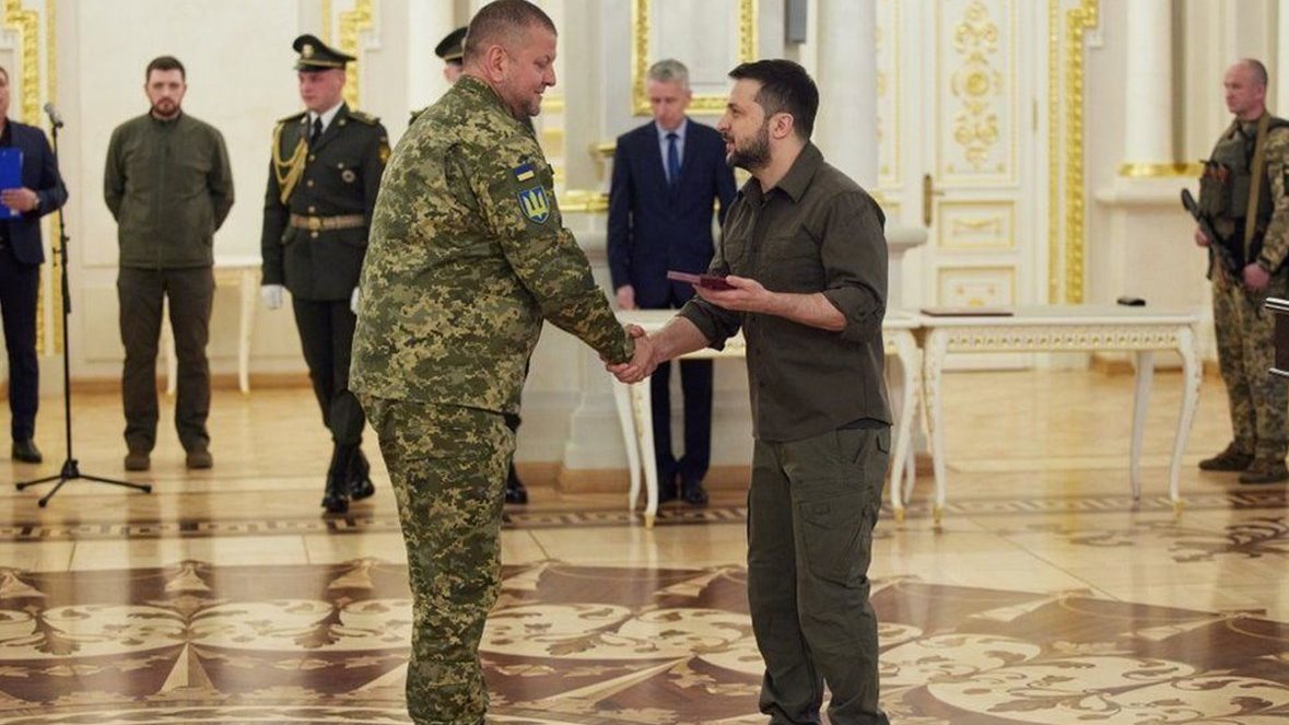 زيلينسكي يرتكب خطأ قد يكلفه منصبه