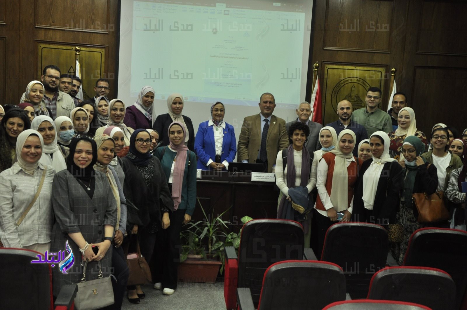 مكتب الجوائز بجامعة عين شمس يواصل زياراته التوعوية والدعم الفني  والتعريف بالجوائز وشروطها بكلية التجارة4