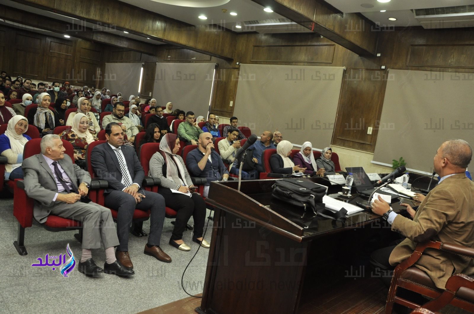 مكتب الجوائز بجامعة عين شمس يواصل زياراته التوعوية والدعم الفني  والتعريف بالجوائز وشروطها بكلية التجارة