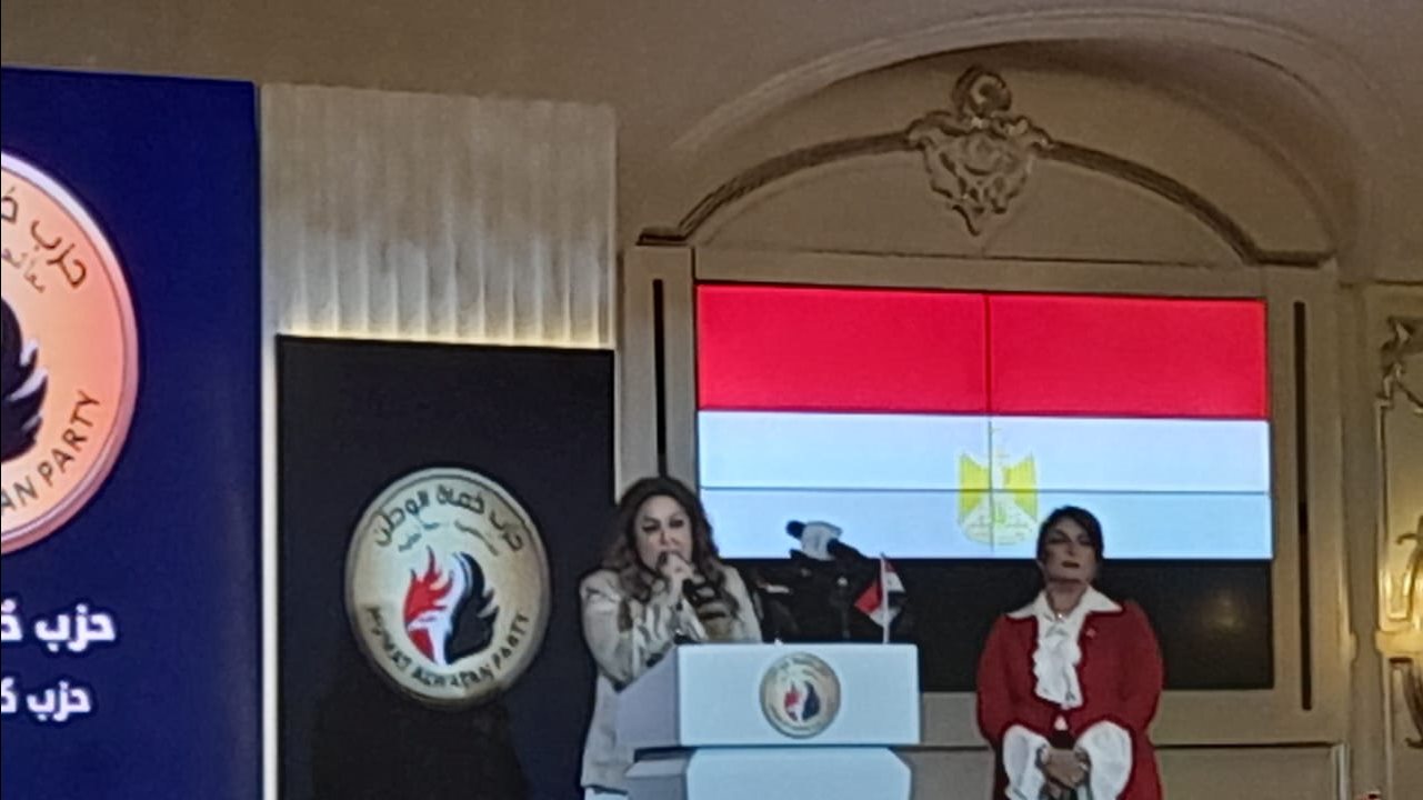 الفنانة نهال عنبر خلال المؤتمر 