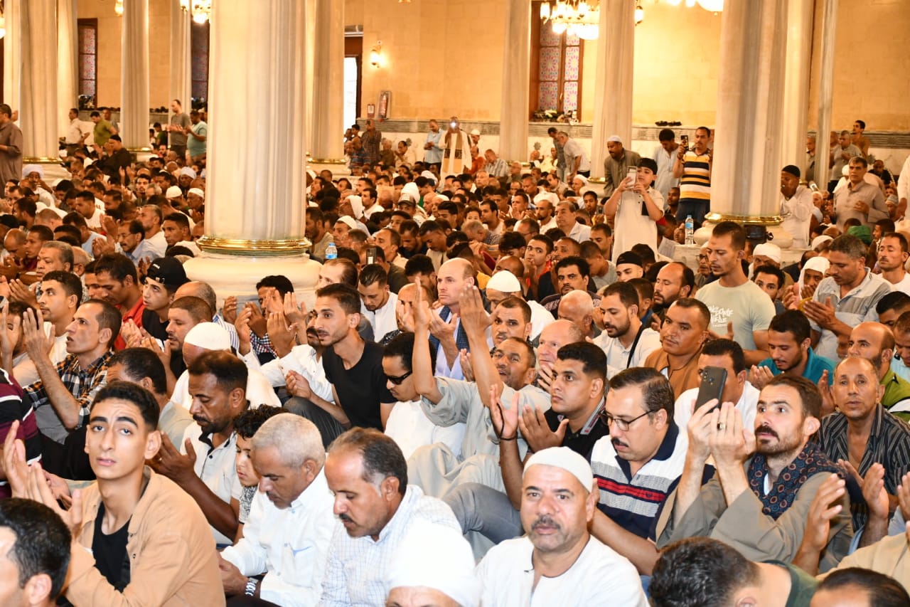 المصلين أثناء الدعاء