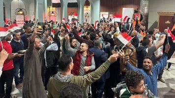 حشود كبيرة من المصريين في الكويت مع بداية اليوم الثالث 