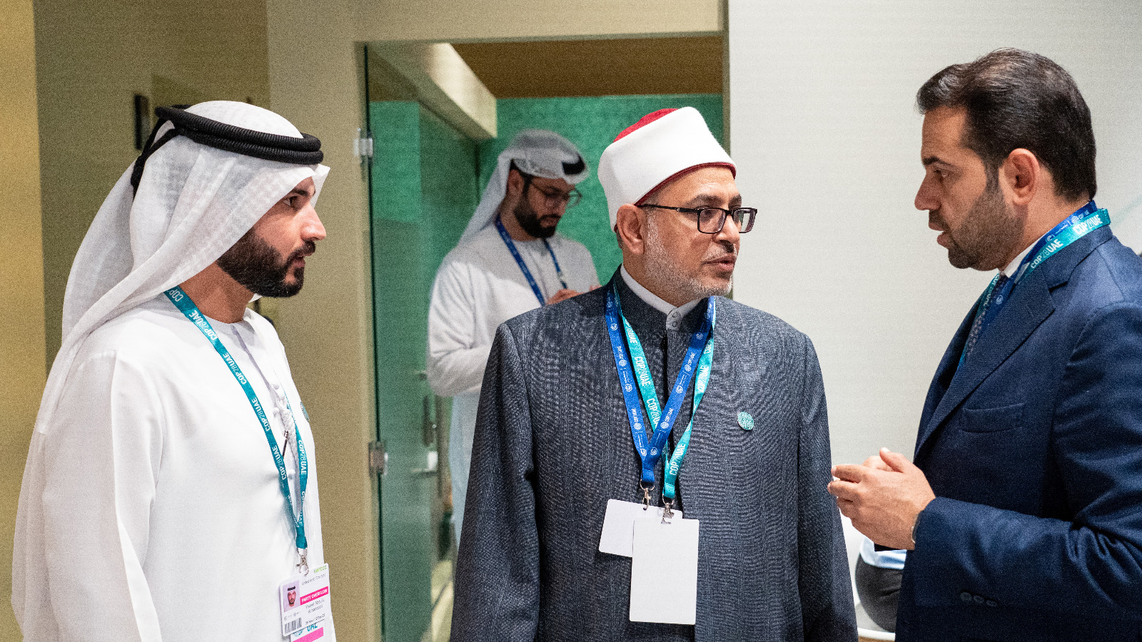 رئيس جامعة الأزهر خلال تفقد المعرض 