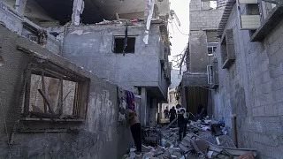 مدنيون نازحون في غزة يحاولون الاختباء من النيران الإسرائيلية