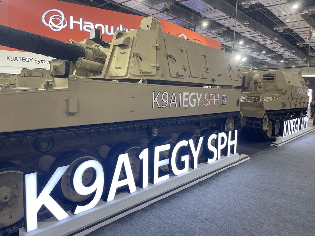 المدفع  EGY k9A1 وعربة الإمداد بالذخائر طراز k10