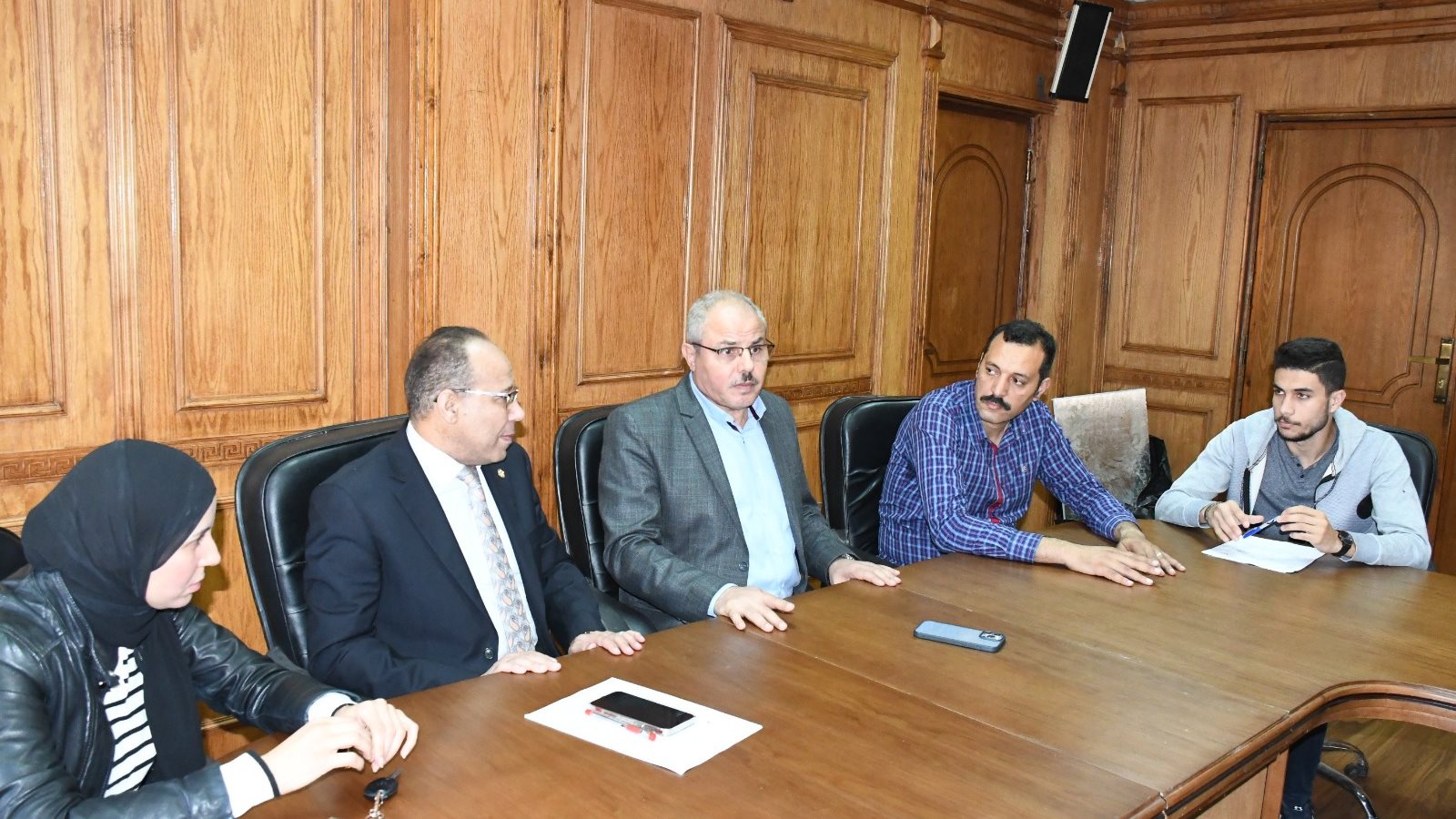 رئيس الجامعة خلال اللقاء 