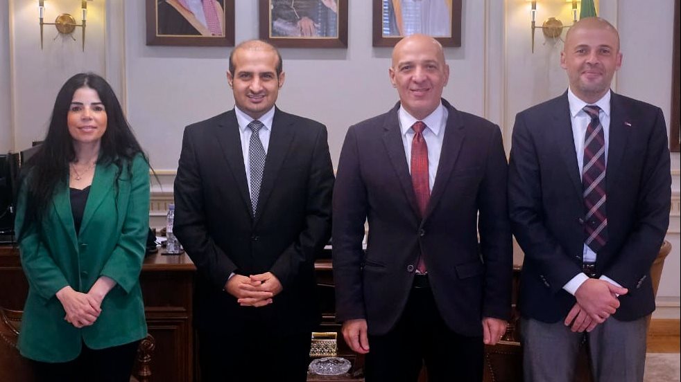 القنصل السعودي مع قيادات الأكاديمية العربية 