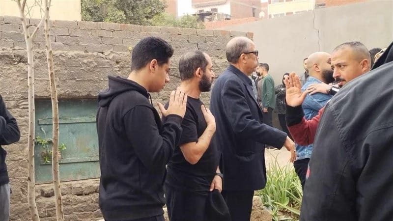 أحمد حلمي يتلقى العزاء في شقيقه 