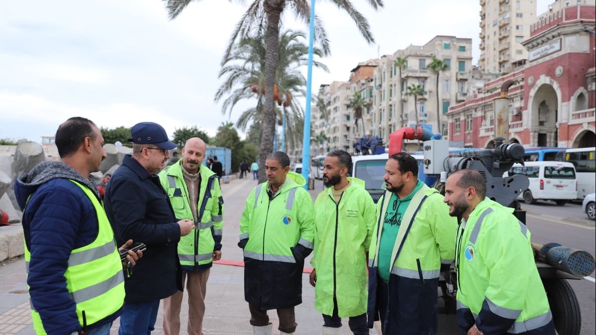 رئيس شركة الصرف الصحي في جولة بالاسكندرية