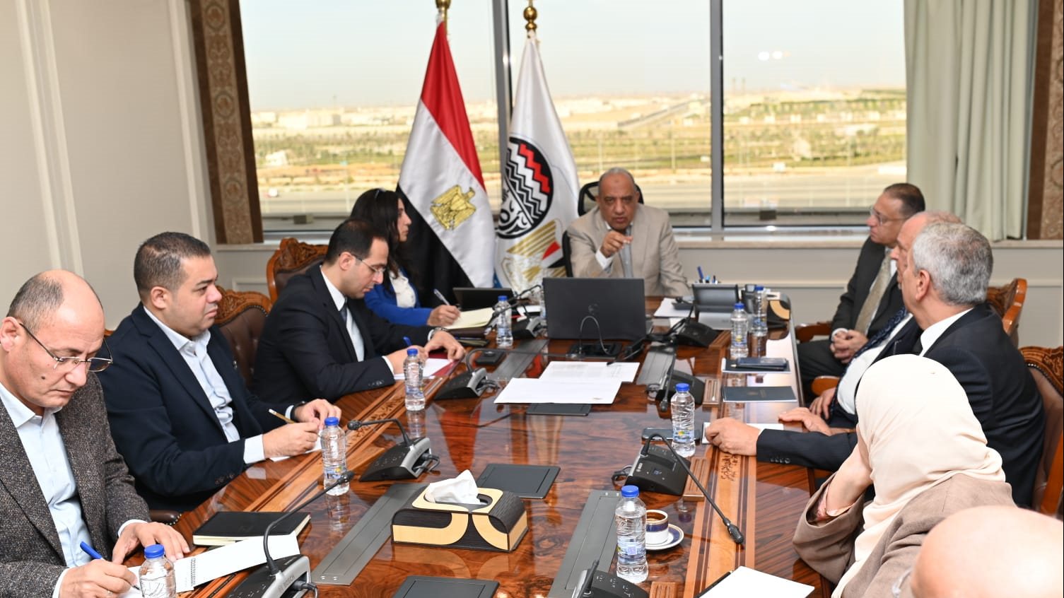وزير قطاع الاعمال العام خلال الاجتماع