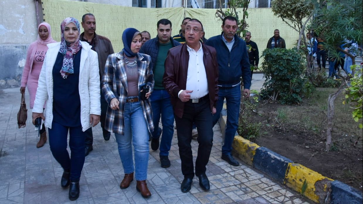 محافظ الإسكندرية يتفقد لجنة انتخابية بالجمرك