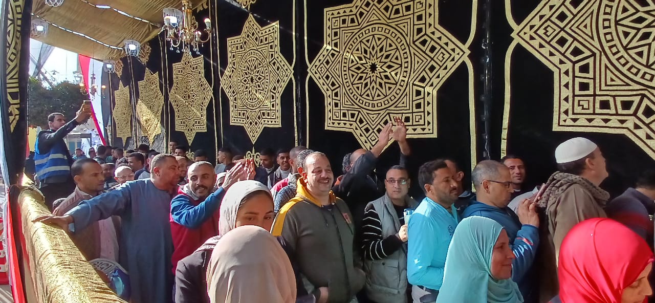 توافد المواطنين للإدلاء بأصواتهم في الانتخابات 