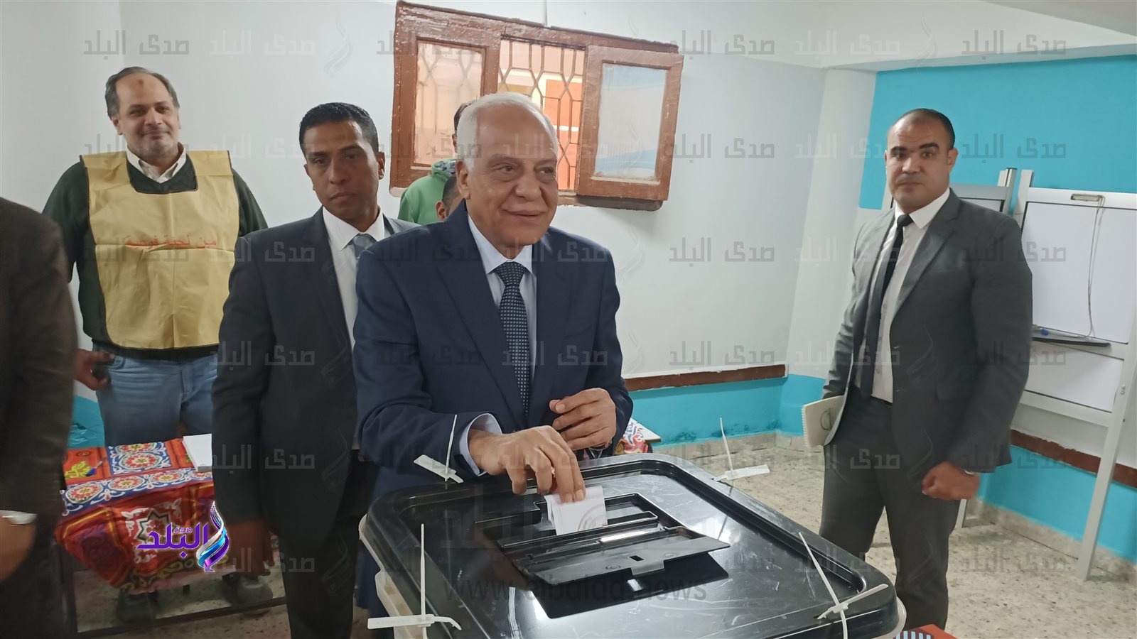 محافظ الجيزة يدلي بصوته في مدرسة عثمان بن عفان بالعمرانية
