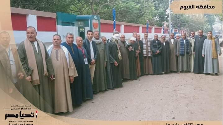 احتشاد المواطنين أمام اللجان 