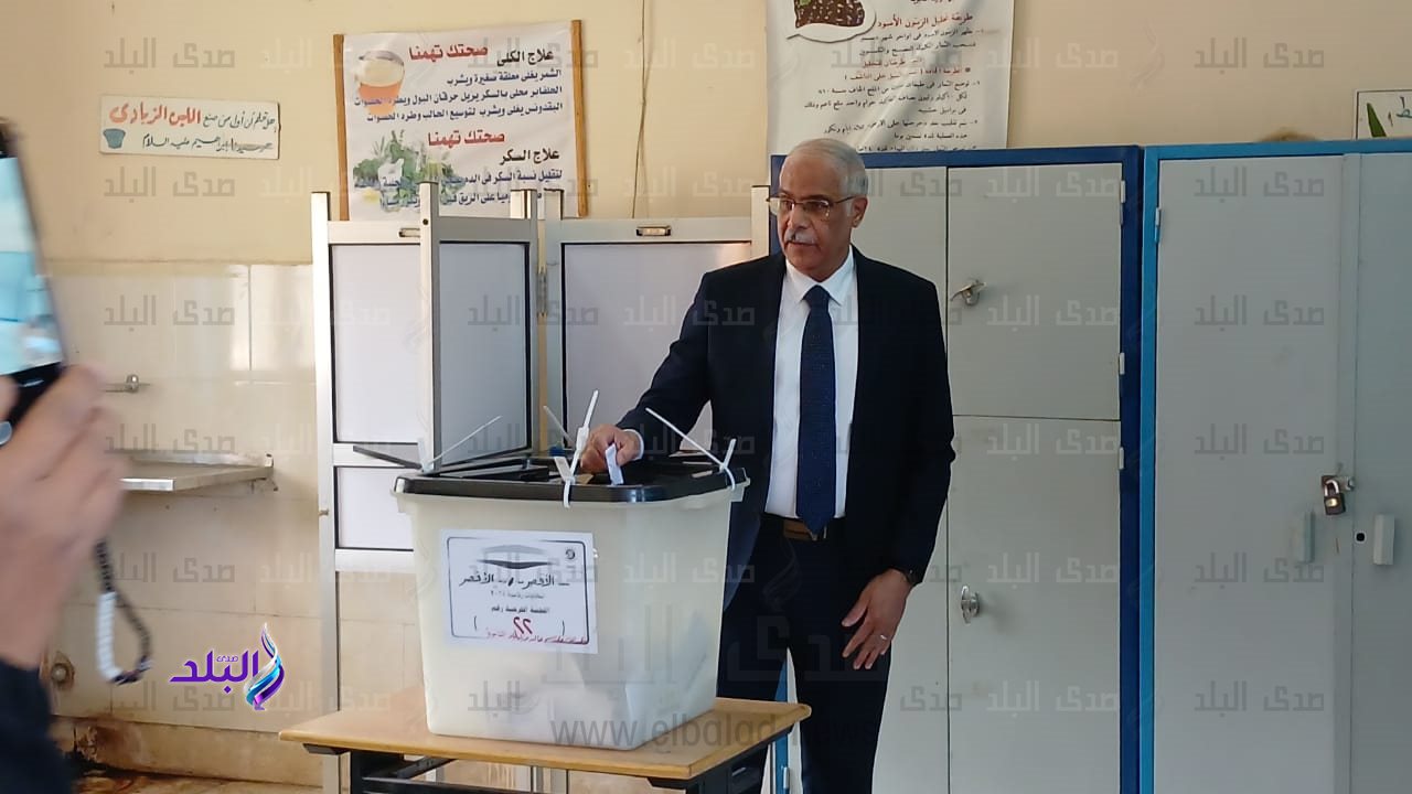 جمال علام يدلى بصوته بالاقصر 