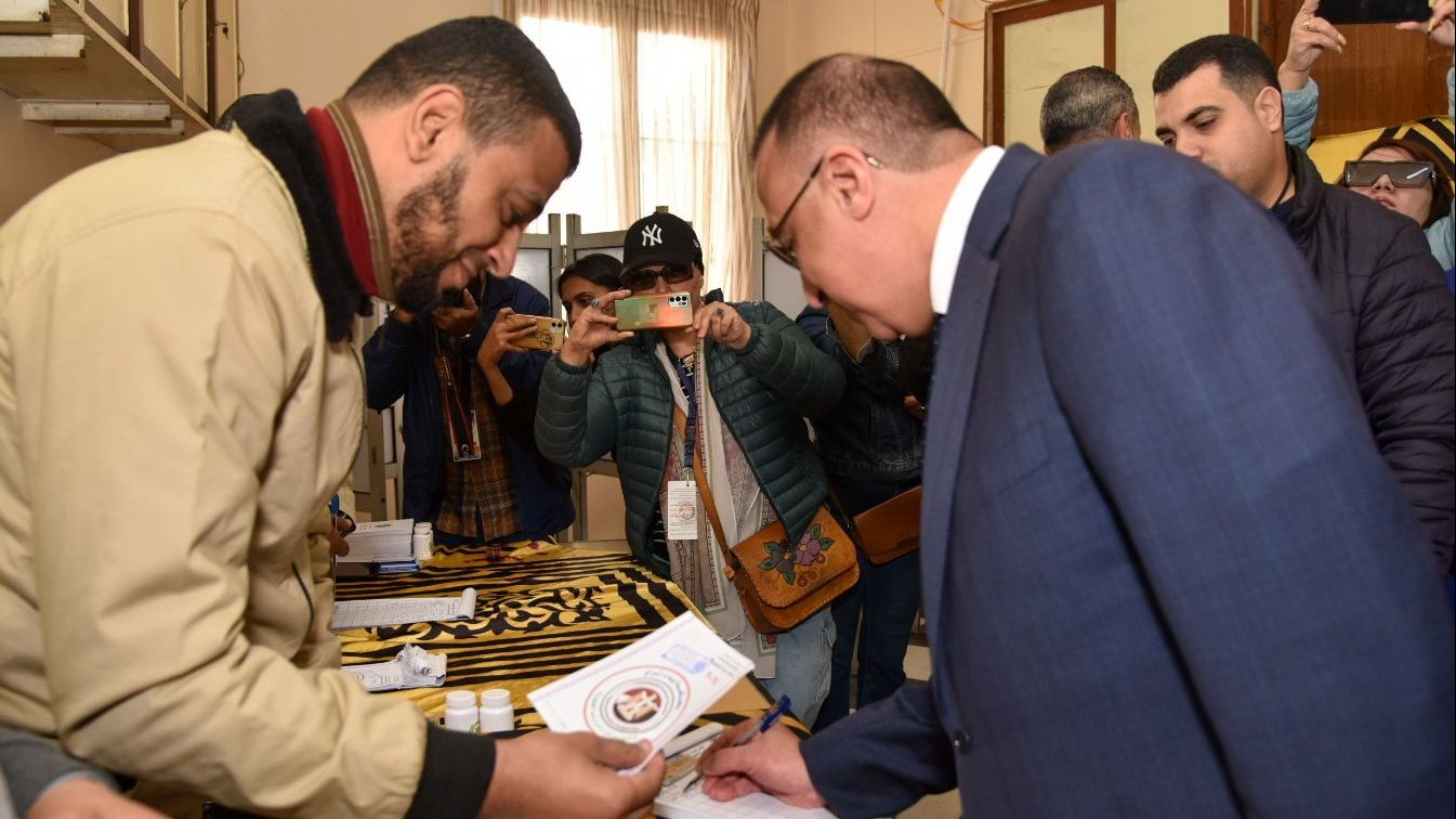 محافظ الإسكندرية يدلي بصوته بالجمرك