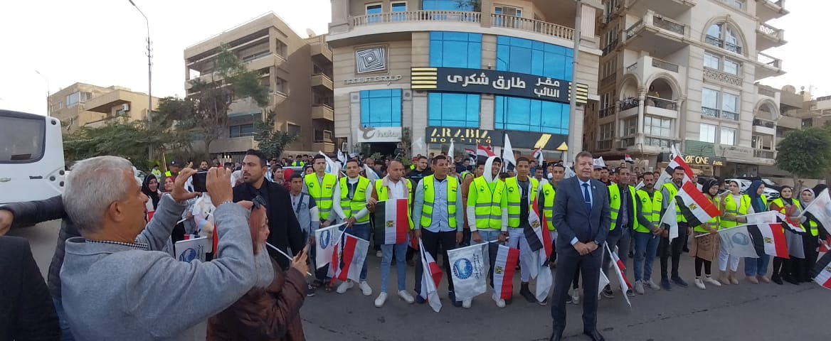 طارق شكري يقود مسيرة بمدينة نصر لدعم المشاركة بالانتخابات