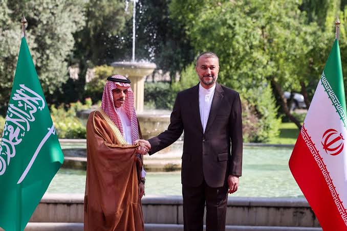 إيران تعلن بدء مفاوضات مع السعودية لتسيير رحلات جوية مباشرة 