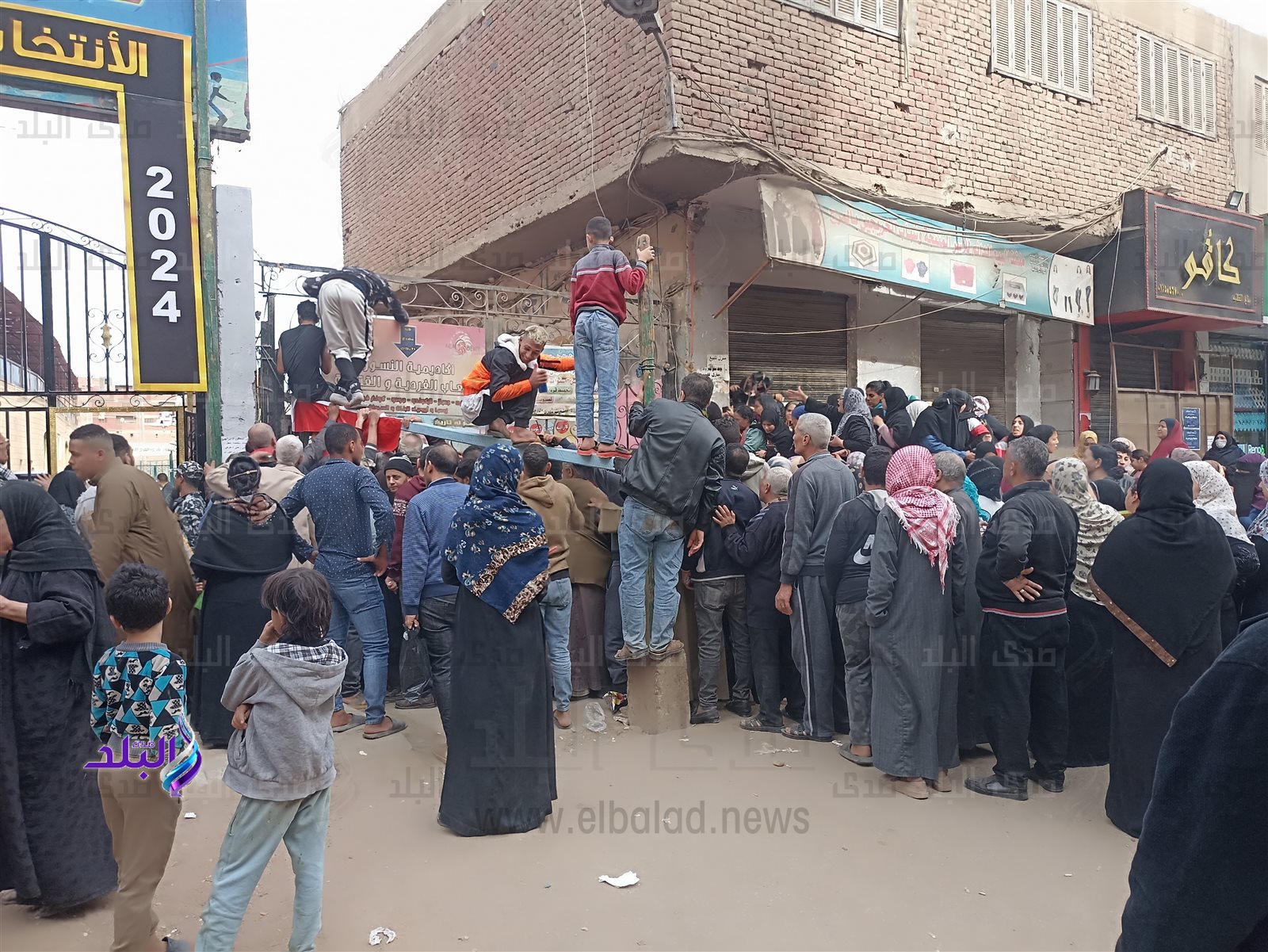 حشود أمام لجان الانتخابات الرئاسية 2024