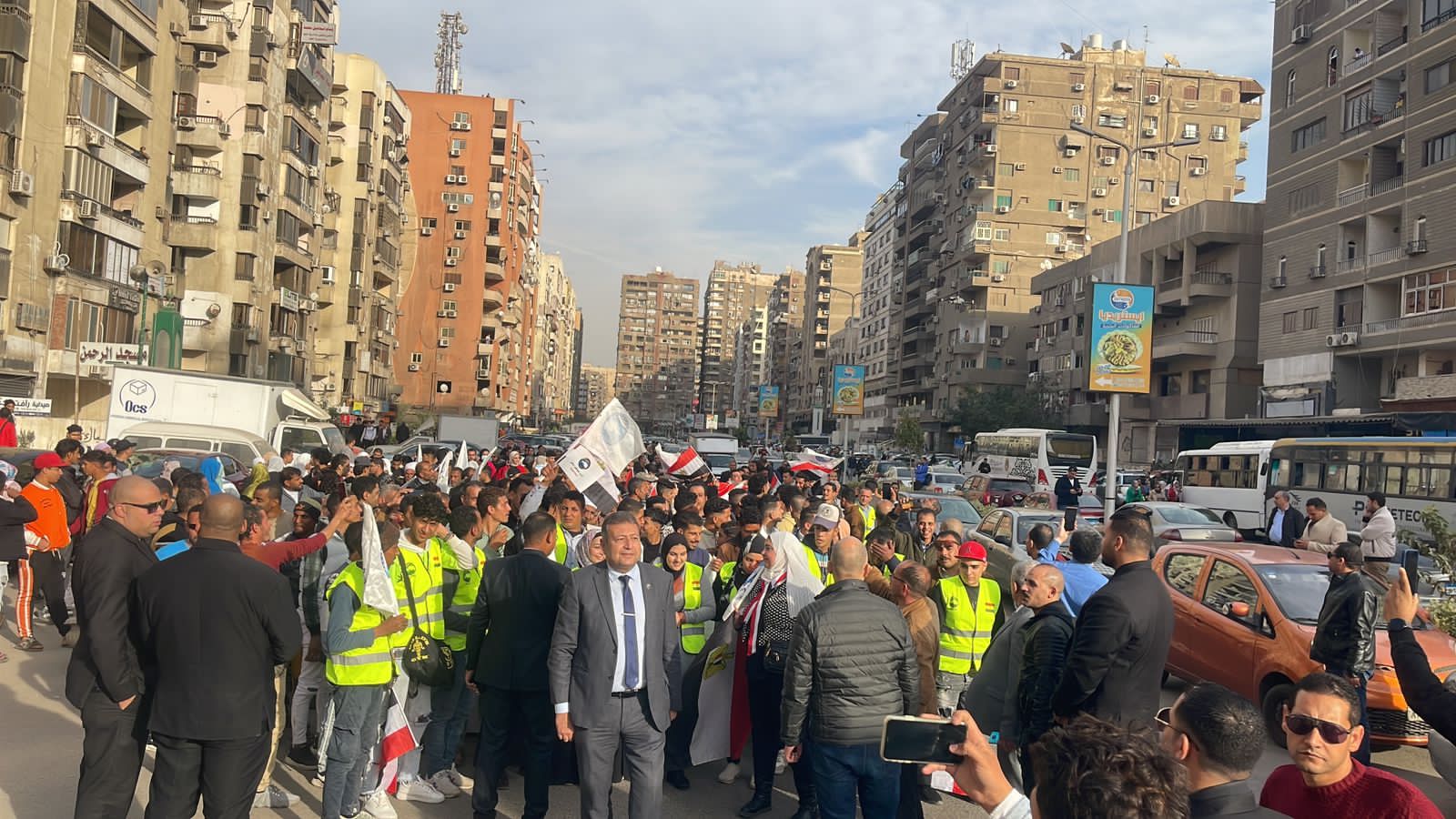 النائب طارق شكري يقود مسيرة حاشدة طولها كيلو بمدينة نصر