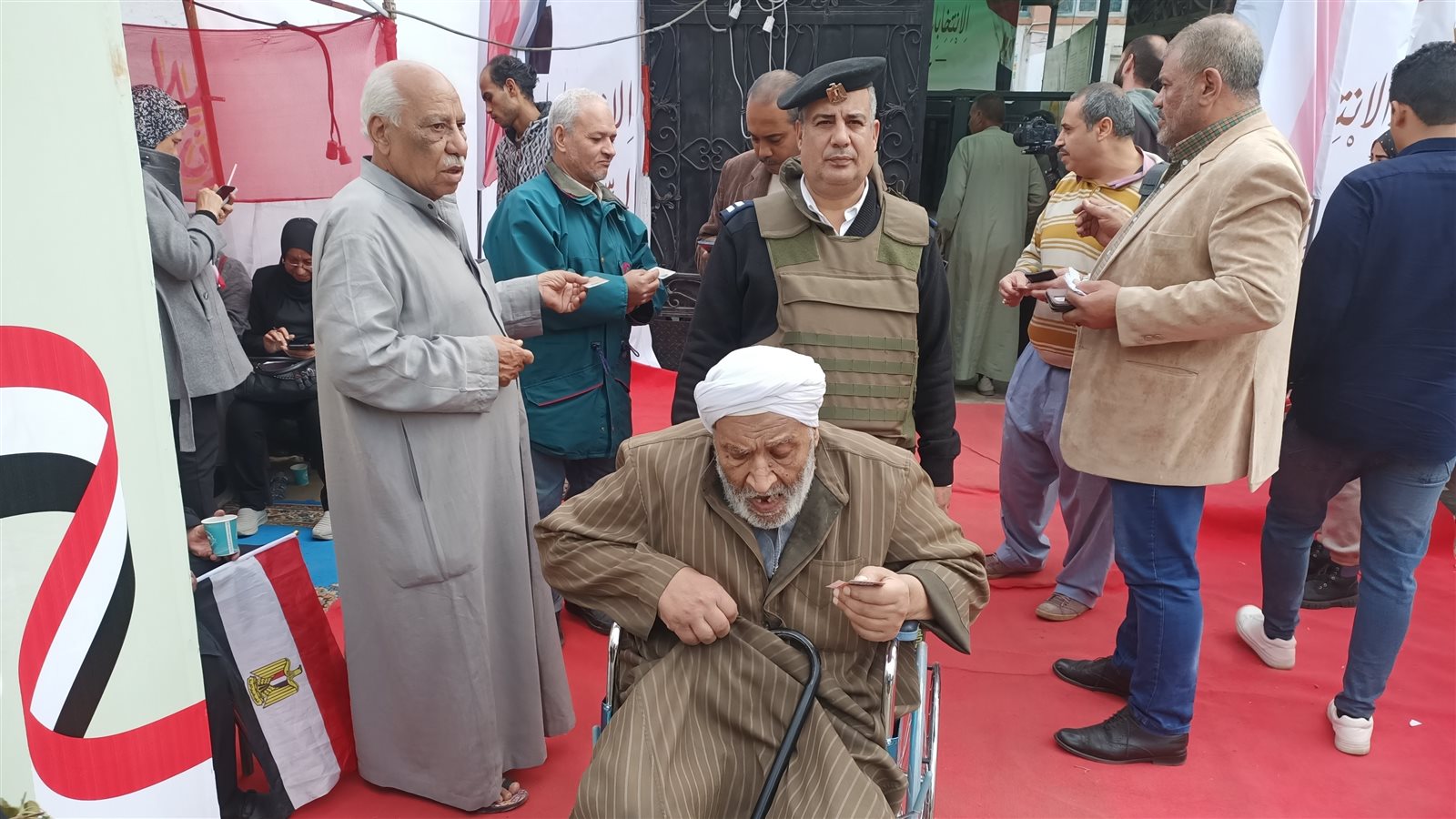 مساعدة رجال للمواطنون