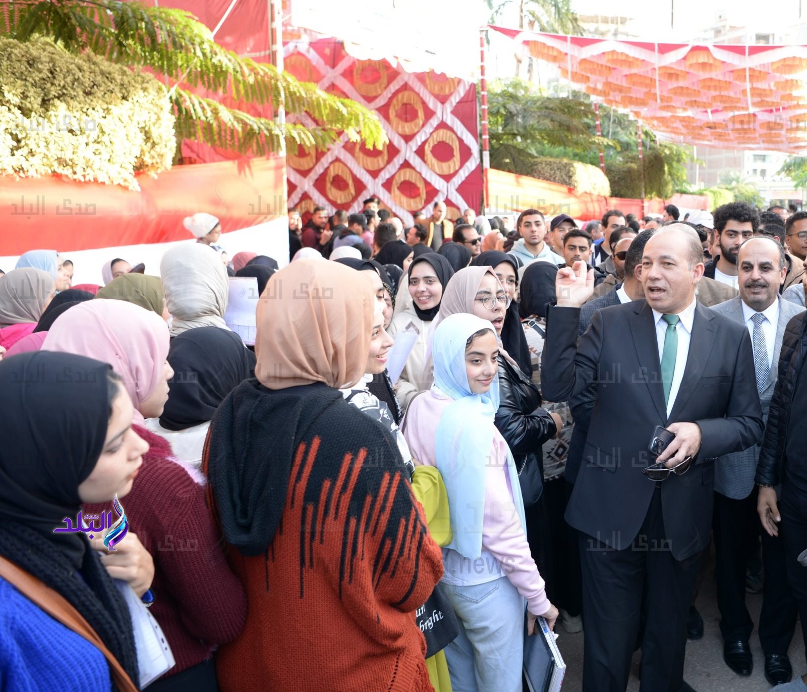 رئيس جامعة المنصورة خلال تفقد لجنة المغتربين1