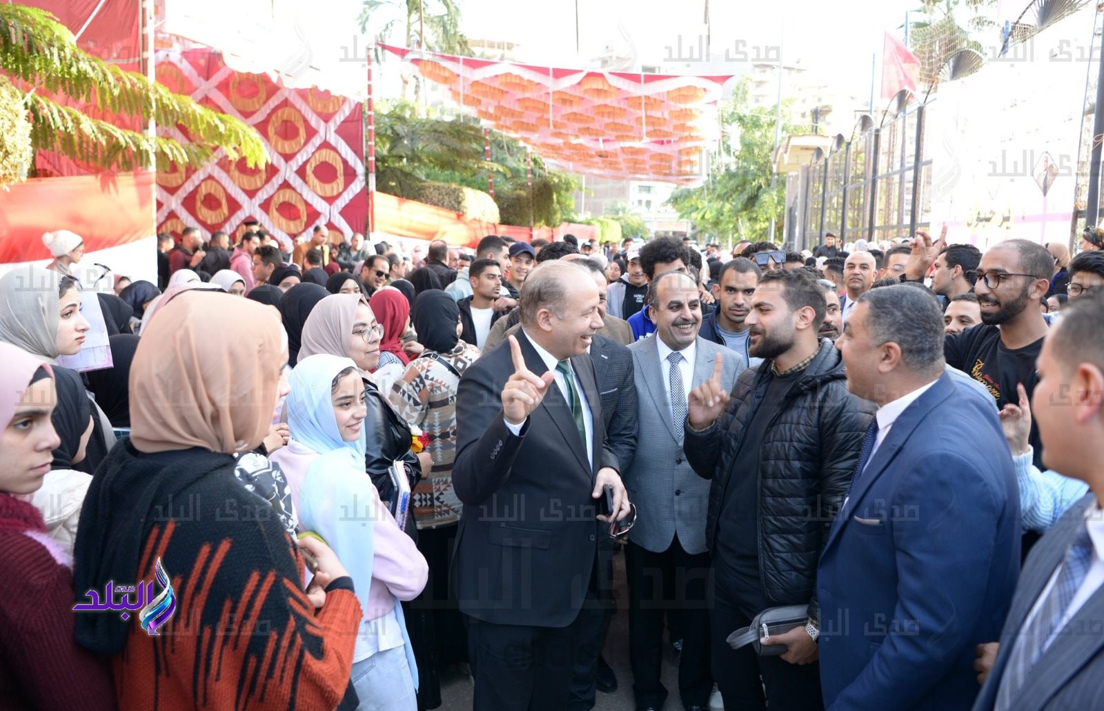 رئيس جامعة المنصورة خلال تفقد لجنة المغتربين2