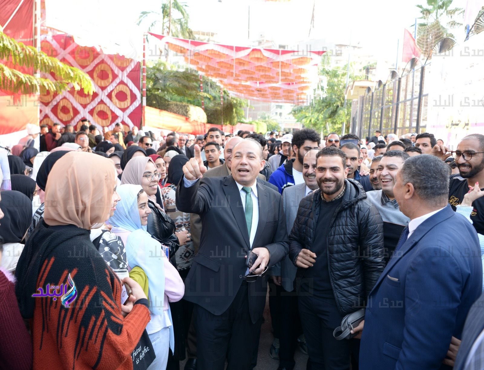 رئيس جامعة المنصورة خلال تفقد لجنة المغتربين3