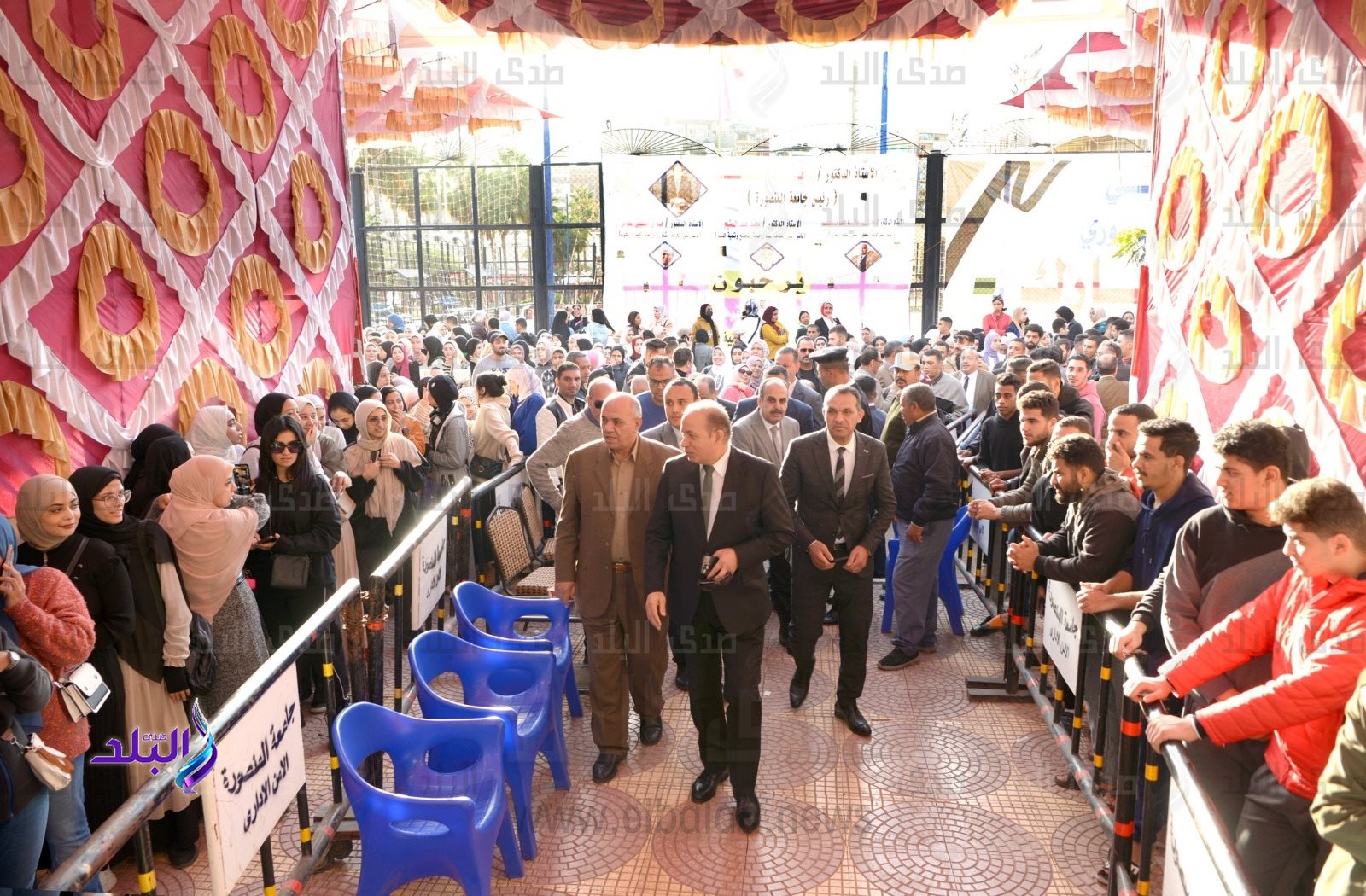 رئيس جامعة المنصورة خلال تفقد لجنة المغتربين4