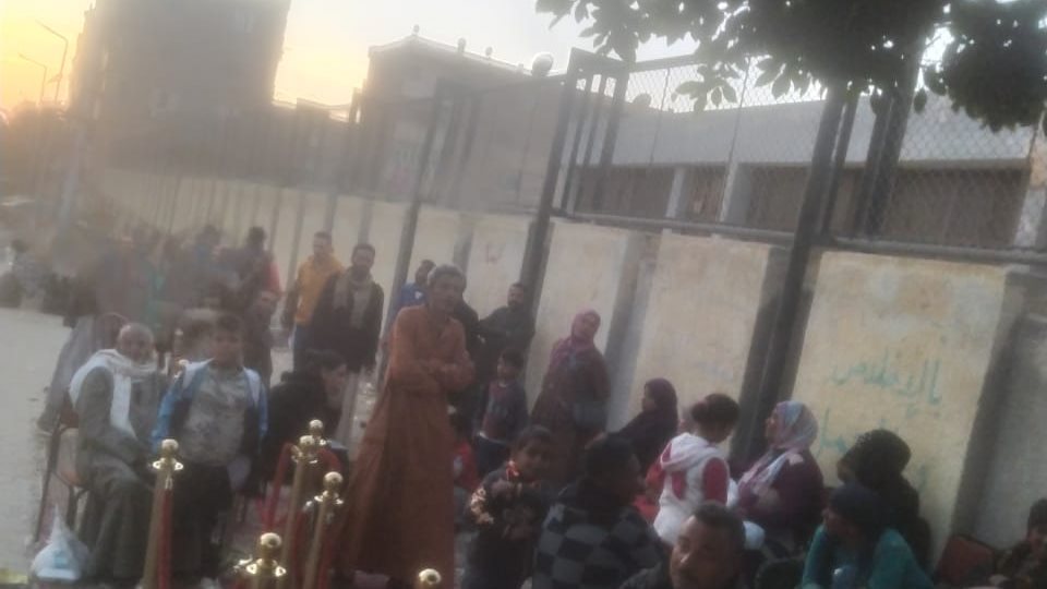 الناخبون الرجال يتوافدون على لجان 15 مايو 