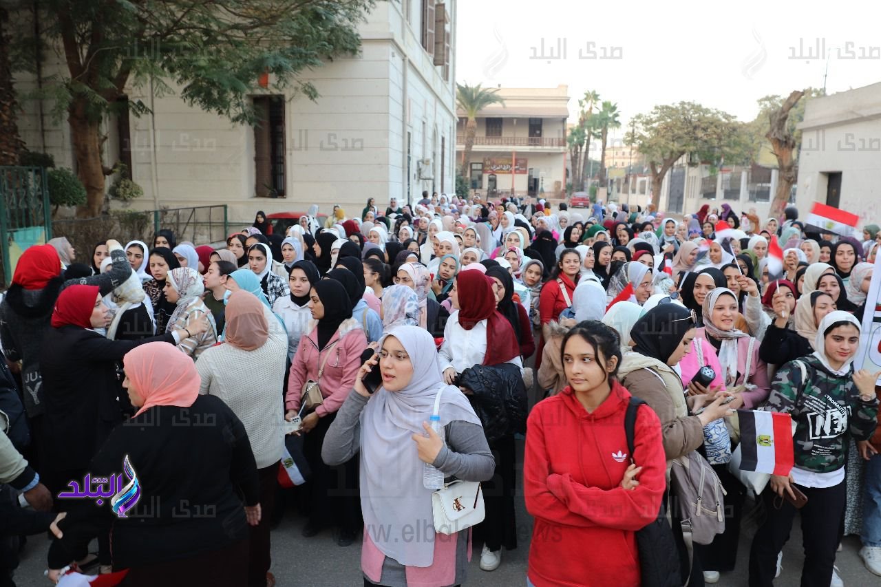 طلاب يشاركون فى الانتخابات