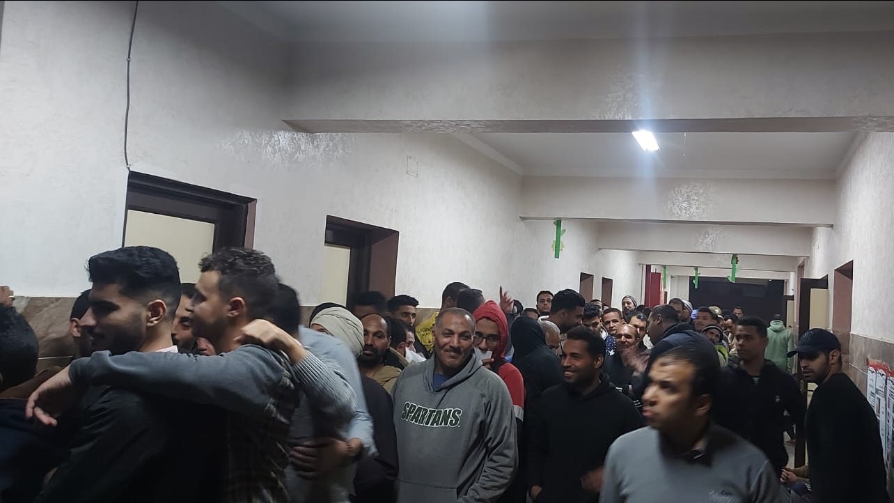 اقبال كثيف من المواطنين داخل لجنة المغتربين 