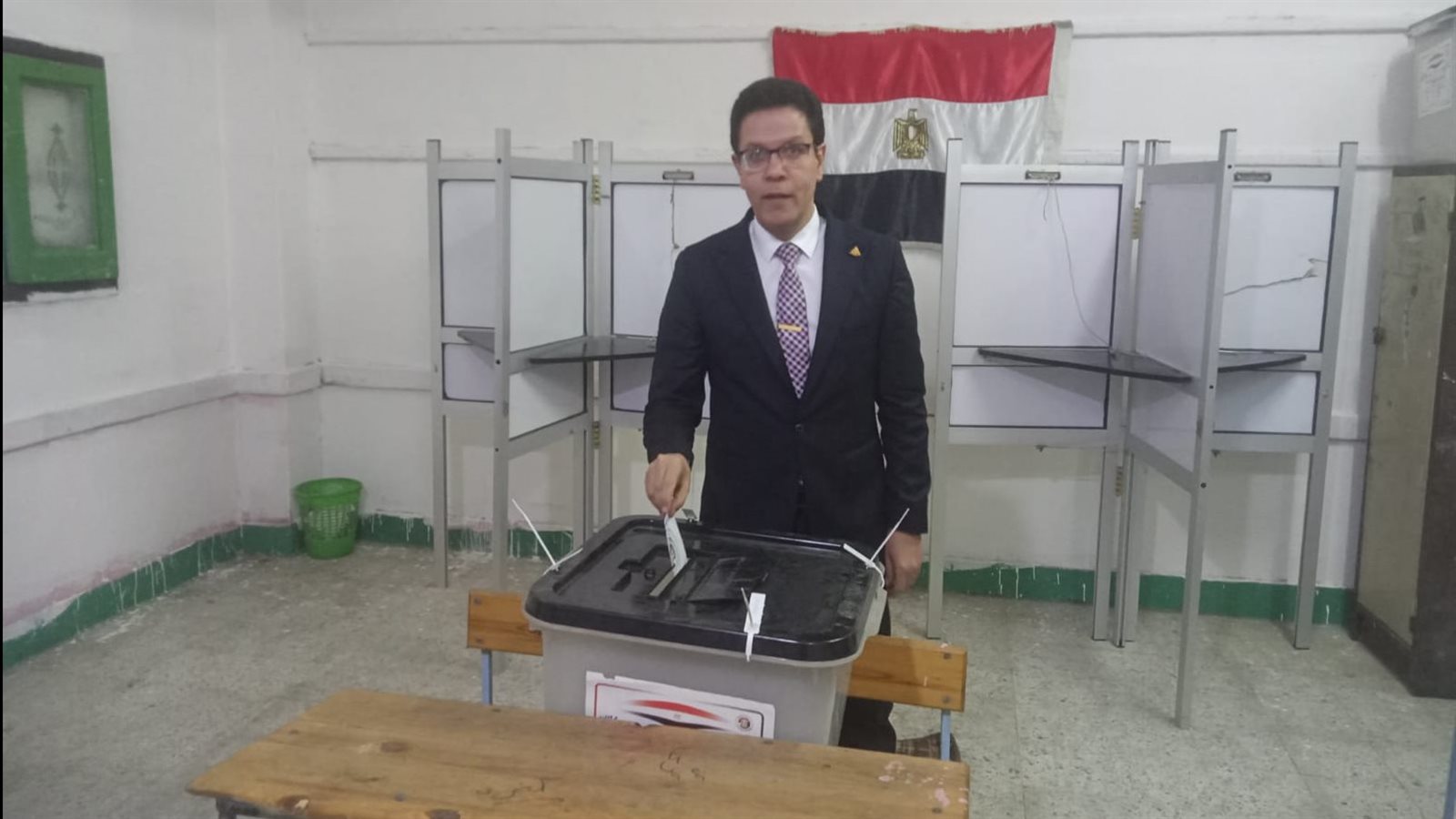 رئيس جامعة بنها يدلي بصوته 