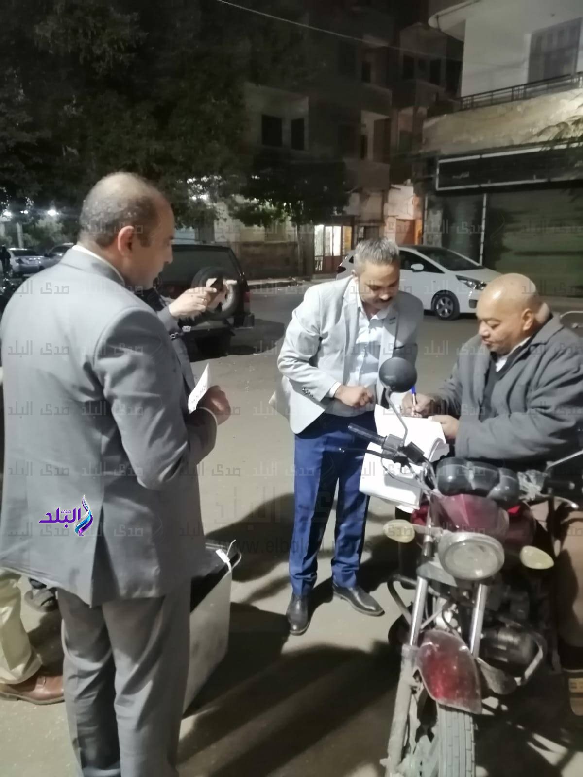 رئيس لجنة ينزل لمواطن يدلي بصوته فى الشارع