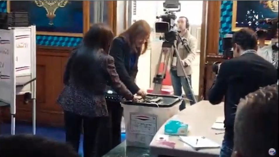 وزيرة التخطيط تدلي بصوتها