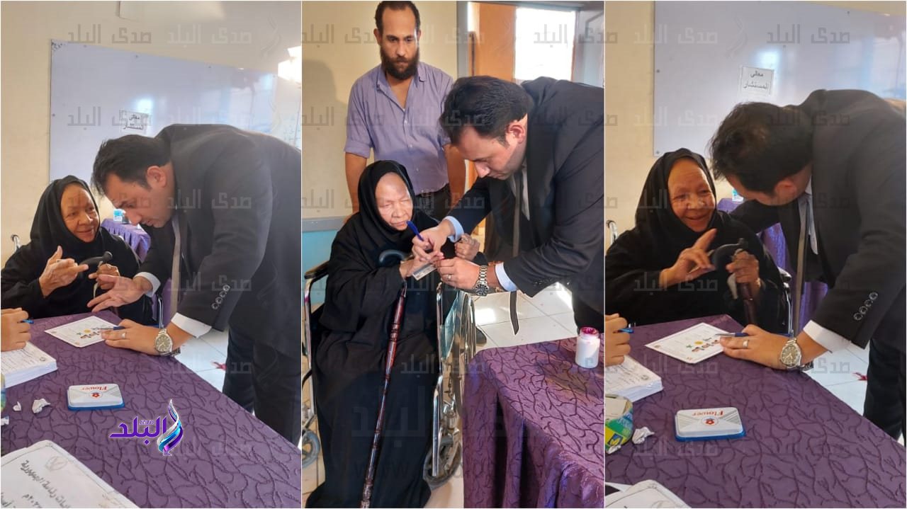 رئيس لجنة يساعد مسنة للإدلاء بصوتها في أسوان