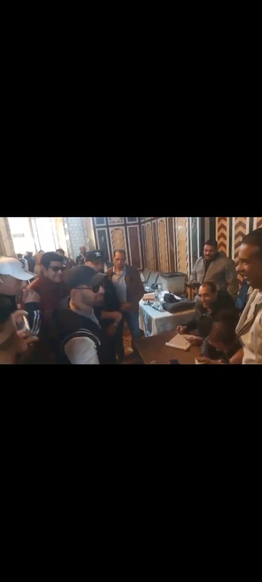 الفنانون يمارسون حقهم الدستوري