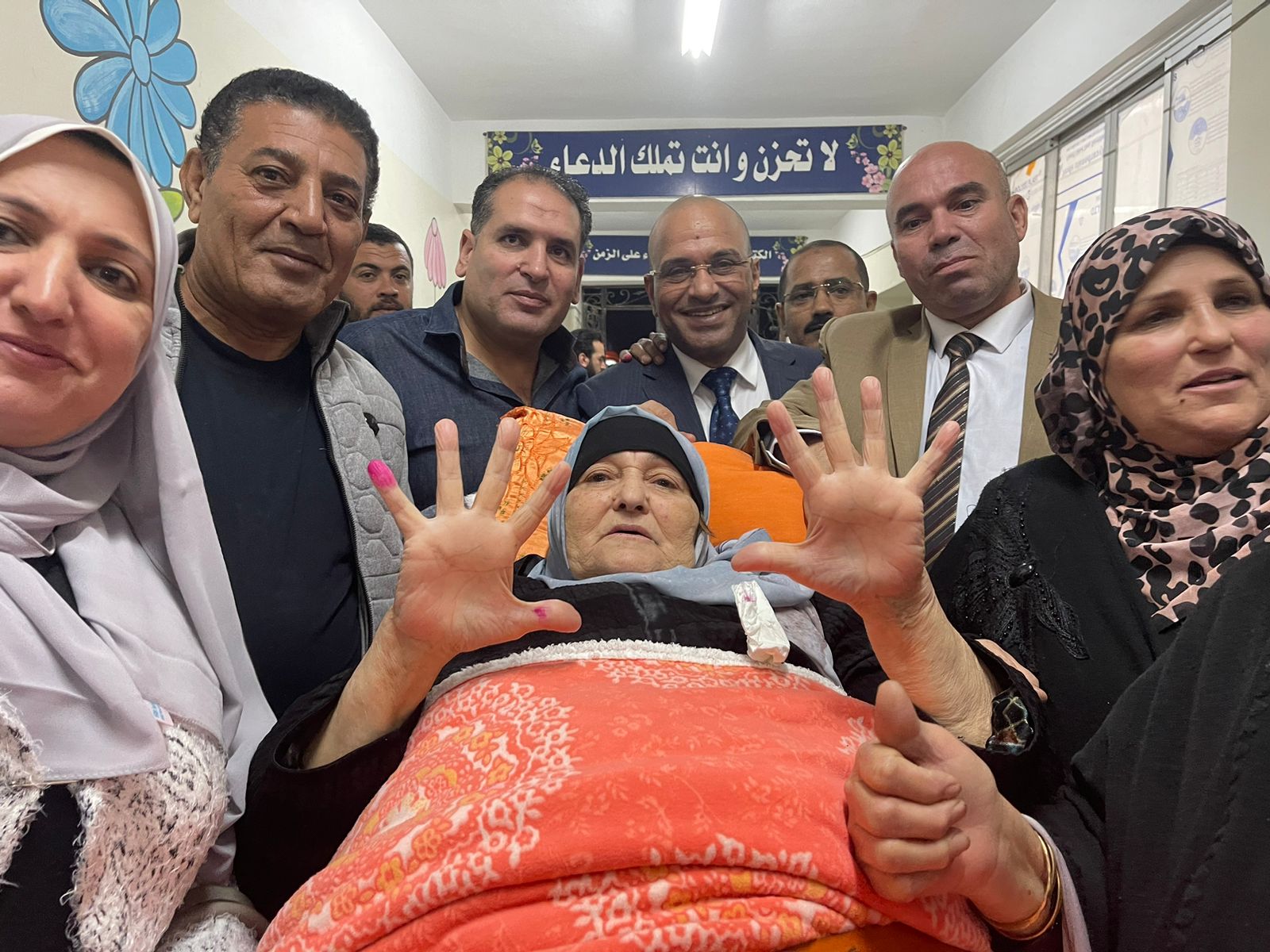 سيدة تدلي بصوتها في المنوفية 