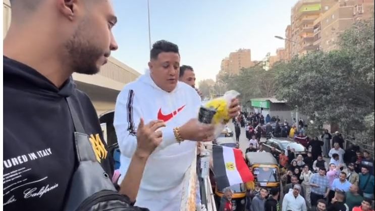 بيرمي فلوس وموبايلات  ..مقطع فيديو لمؤدى المهرجانات حمو بيكا