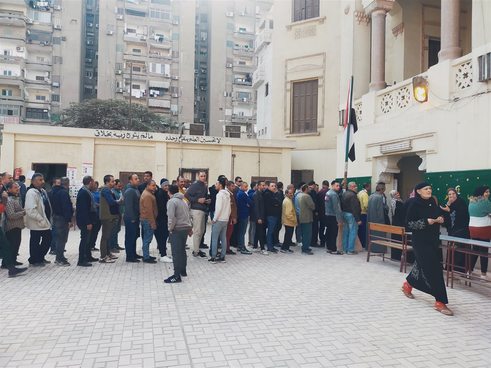 توافد المواطنين على اللجان الانتخابية توافد المواطنين على اللجان الانتخابية