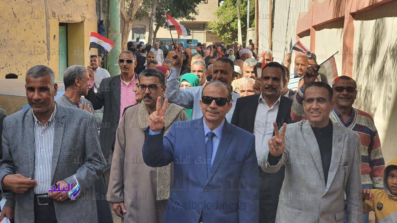 وكيل تعليم الأقصر يقود مسيرة في حب مصر