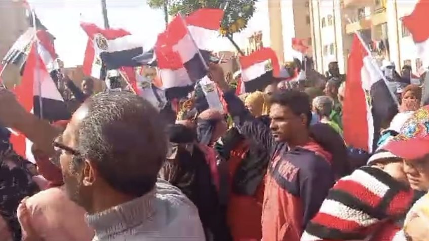 مسيرة حاشدة بالأعلام