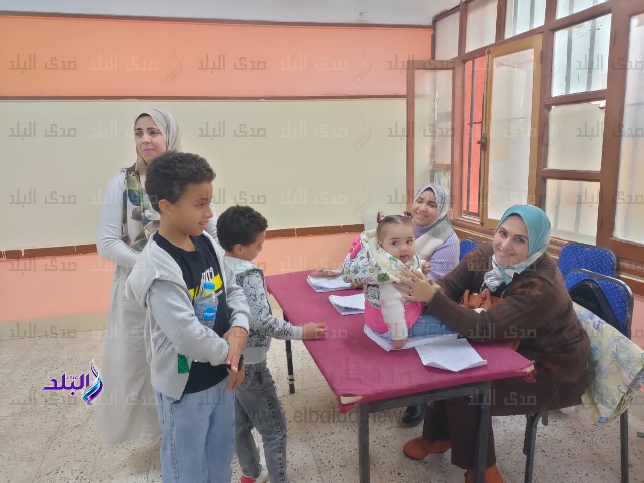 الأطفال يتوافدون مع أمهاتهم على صناديق الاقتراع بالشروق.. وأعضاء اللجنة يحتفون بهم4