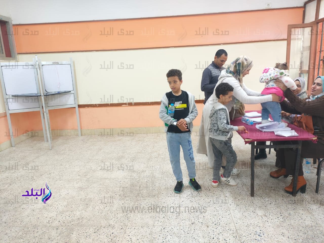 الأطفال يتوافدون مع أمهاتهم على صناديق الاقتراع بالشروق.. وأعضاء اللجنة يحتفون بهم3