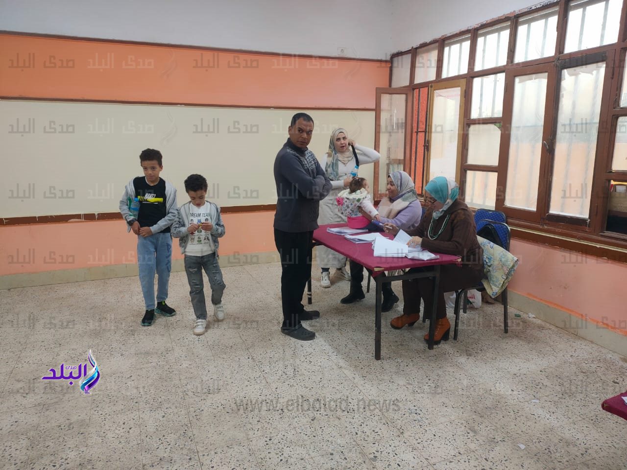 الأطفال يتوافدون مع أمهاتهم على صناديق الاقتراع بالشروق.. وأعضاء اللجنة يحتفون بهم2