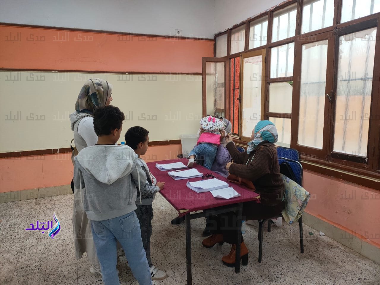 الأطفال يتوافدون مع أمهاتهم على صناديق الاقتراع بالشروق.. وأعضاء اللجنة يحتفون بهم