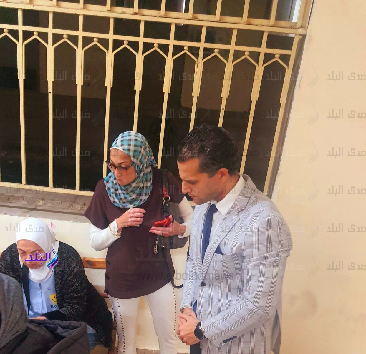 قاضي يساعد ناخبة مسنة على الادلاء بصوتها1