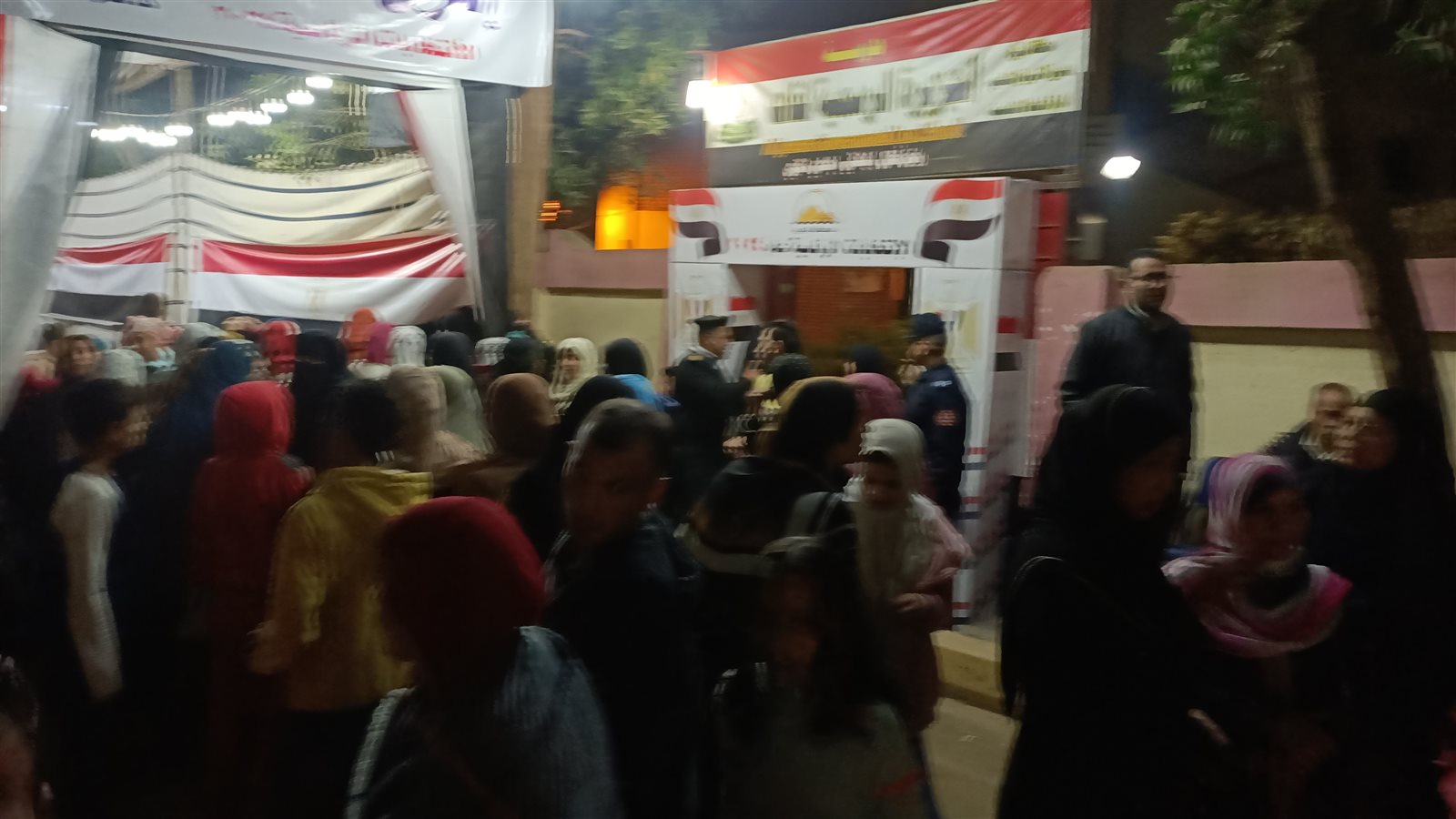 ازدحام المواطنون أمام اللجان